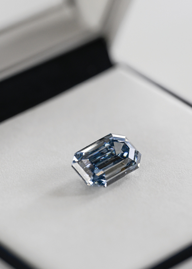 دار سوذبيز دبي تعرض أحد أعظم الكنوز الطبيعية في العالم  ماسة زرقاء نادرة عيار 15.10 قيراط