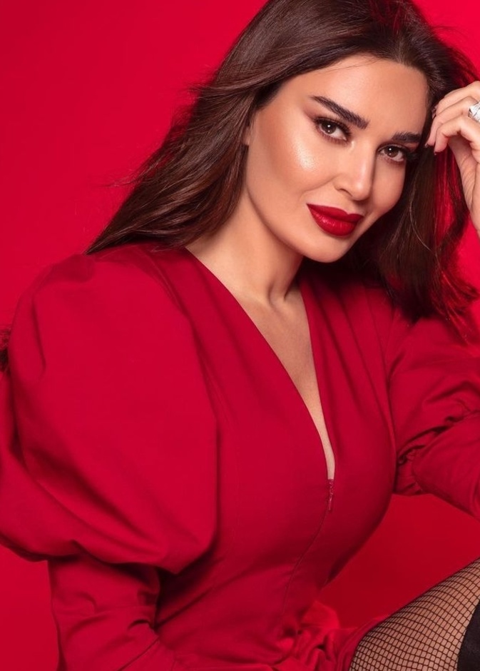 سيرين عبد النور بإطلالة اللون الأحمر