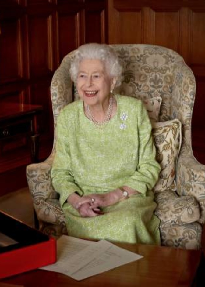 تعرف على الإشارة المؤثرة لوالدي الملكة التي تضمنتها صور الملكة بمناسبة اليوبيل البلاتيني