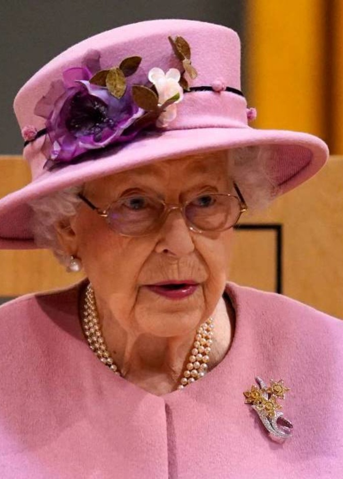 ملكة بريطانيا تكشف عن معاناتها من صعوبة في الحركة