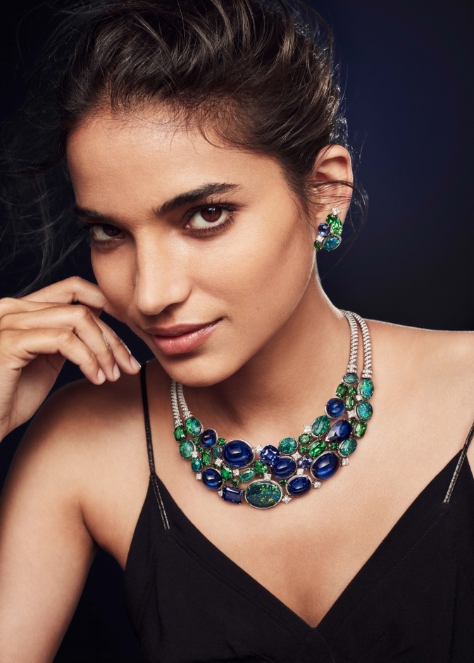 أروع المجوهرات المرصعة بالأحجار الكريمة الزرقاء