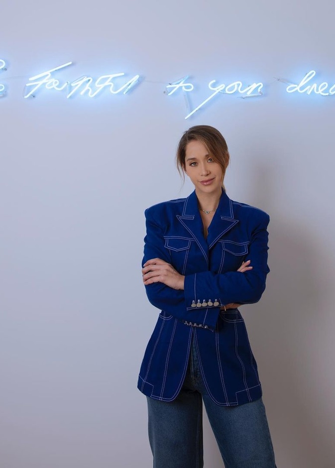 أطلت لانا الساحلي بلوك كاجول وأنيق نسّقت فيه السروال الجينز مع الجاكيت الدنيم