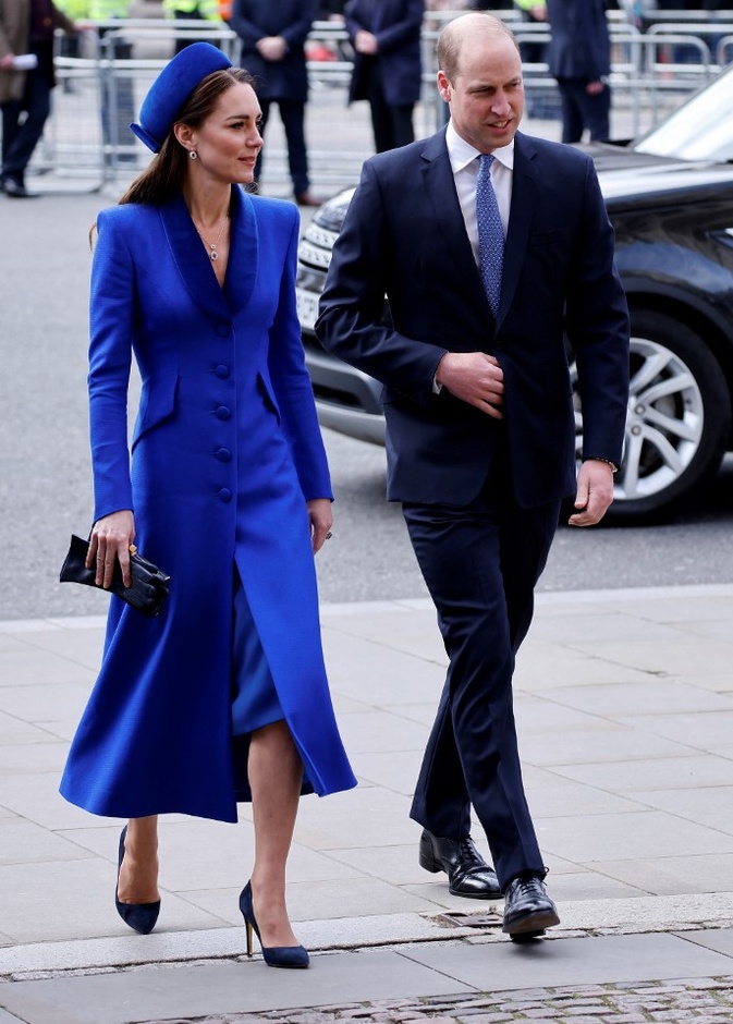 إختارت كيت المعطف الأزرق الطويل من تصميم كاثرين والكر Catherine Walker تميّز بياقته الـv المخمل