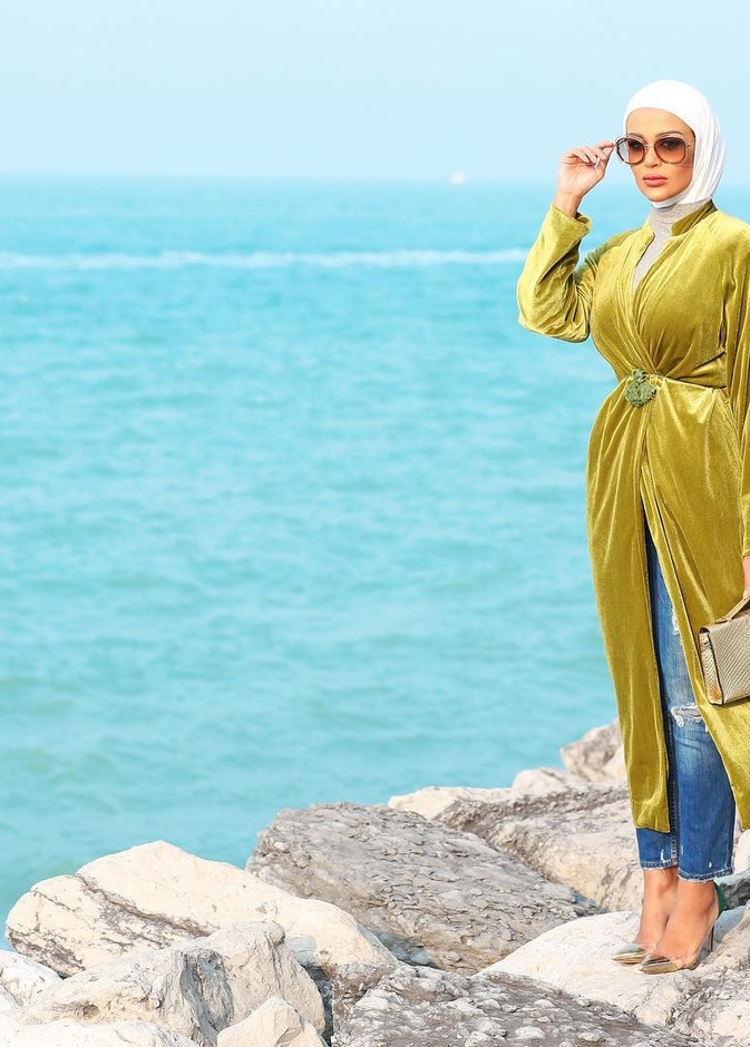 إختاري العباية بقماش المخمل الأنيق ونسّقي تحتها البنطلون الدنيم الضيّق
