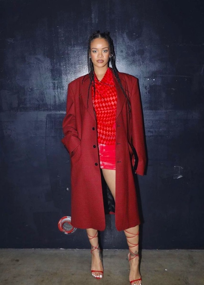 إطلالة ريهانا الساحرة والعصرية باللون الأحمر في حفل ComplexCon كانت من توقيع المصمم ماكسيميليان ديفيس