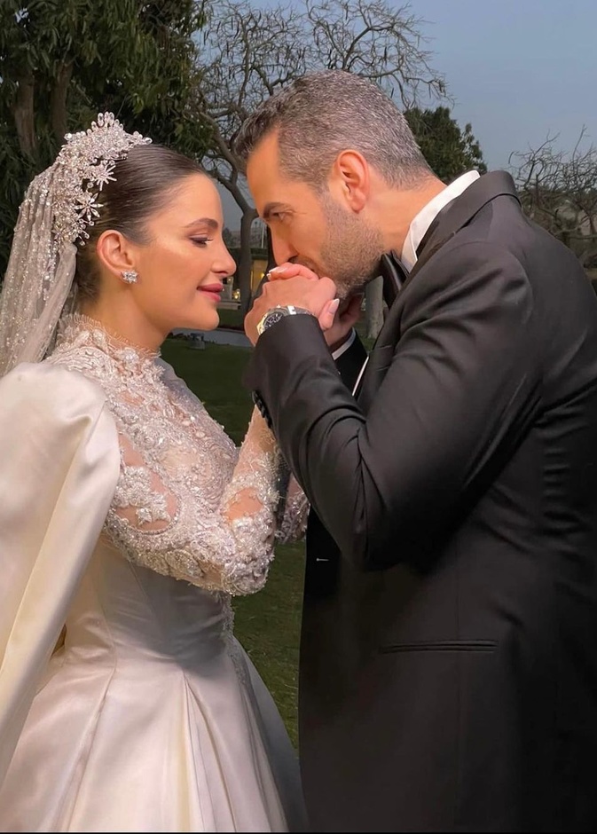 احمد هلال يقبل يد شام الذهبي- انستغرام شام