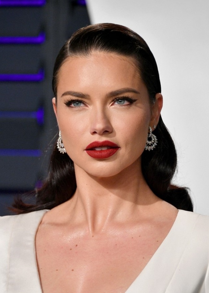 صور أجمل إطلالات ادريانا ليما الجمالية بعد ظهورها بمرحلة الحمل