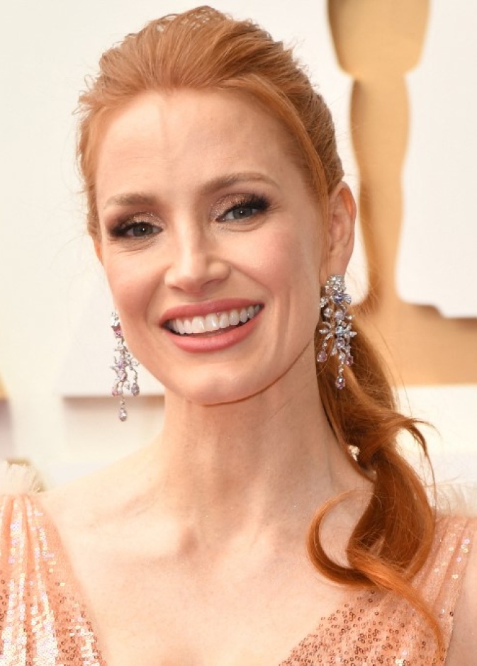 اطلالة  Jessica Chastain بمكياج مشرق وتسريحات شعر مرفوعة