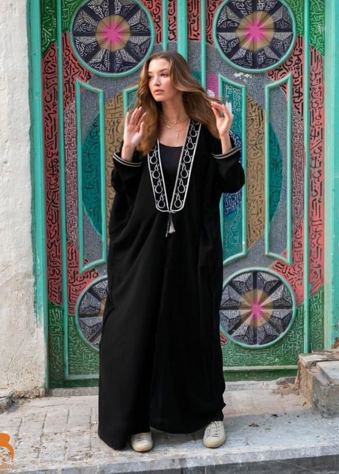 الموديل Alyssa Arce تتألق بأزياء سعودية في سباق "فورمولا1 "