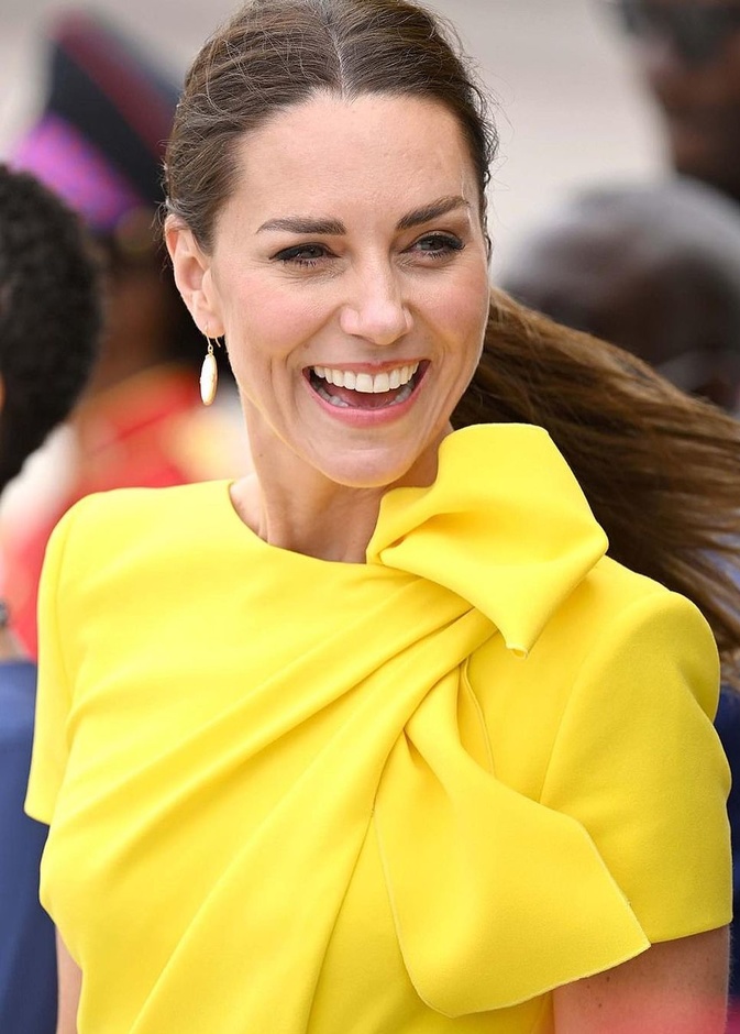 صور كيت ميدلتون تتألق بإطلالة جمالية خارجة عن المألوف أثناء جولتها الملكية