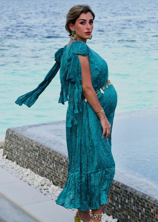 بمناسبة يوم الأم .. استوحي أجمل اطلالات الحوامل من وحي "ياسمين دخيل"