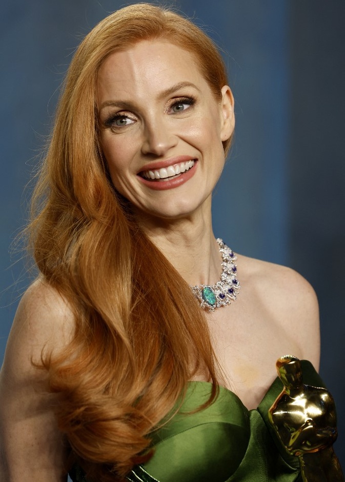 اطلالة Jessica Chastain بمكياج مشرق وتسريحات شعر جانبية