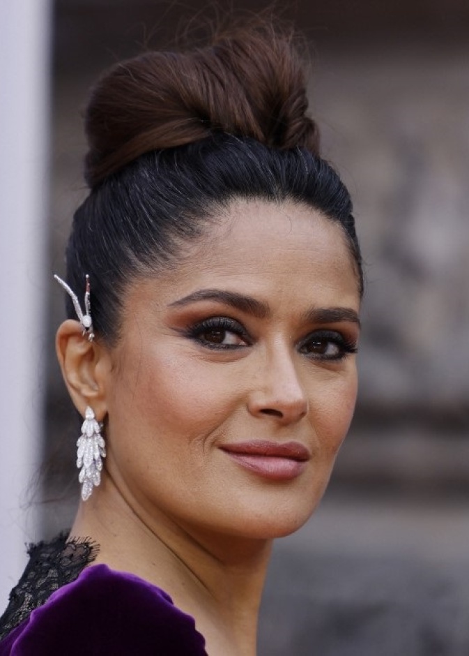 اطلالة Salma Hayek يمكياج سموكي اسود مع تسريحات شعر الكعكة