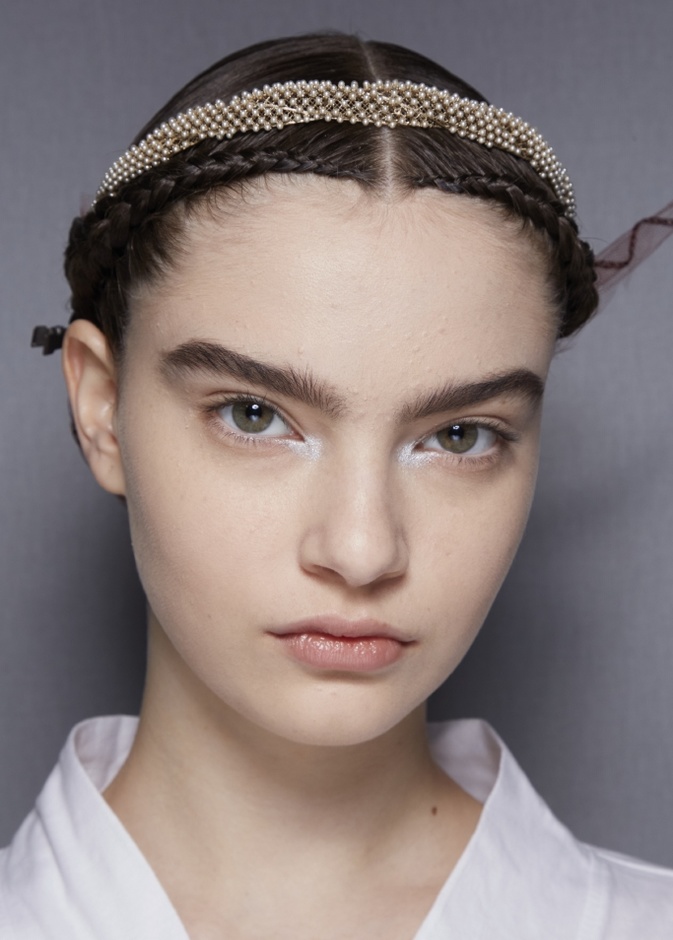 اكسسوارات شعر اللؤلؤ الهندسي مع التول في مجموعة ديور 2022