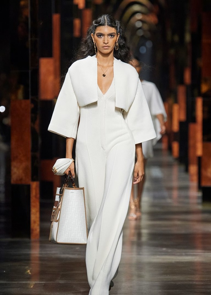 الجمبسوت الأبيض من Fendi الذي تميّز بتصميمه البسيط والأنيق ومعه الجاكيت الكروب
