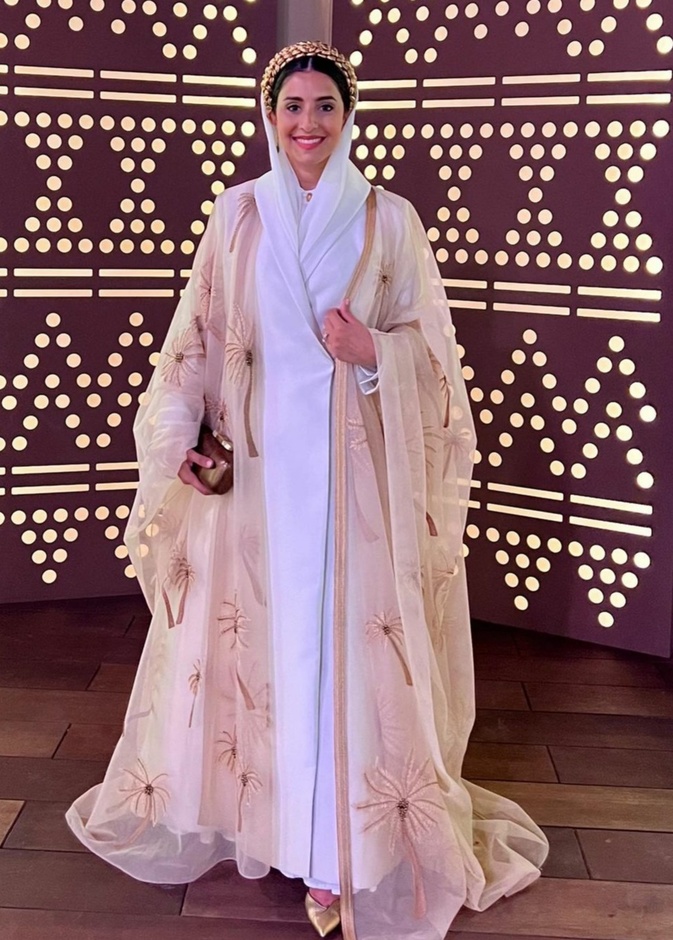 "حصة العجاجي" تتألق بزي تراثي أصيل في "كأس السعودية" من تصميم "أباديا"