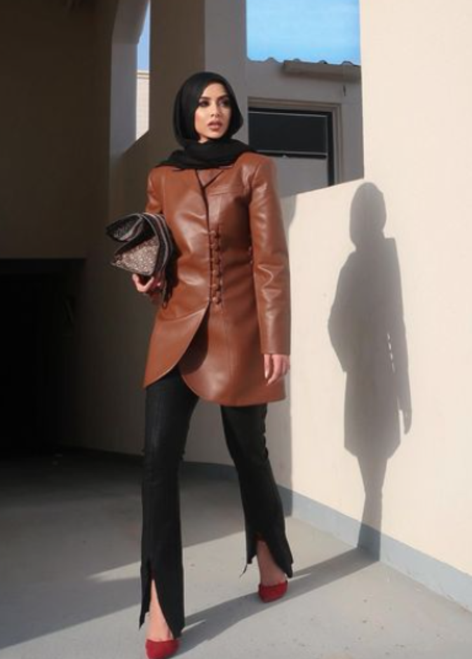 اطلالات عصرية للمحجبات في أزياء الجلد مستوحاة من سهى