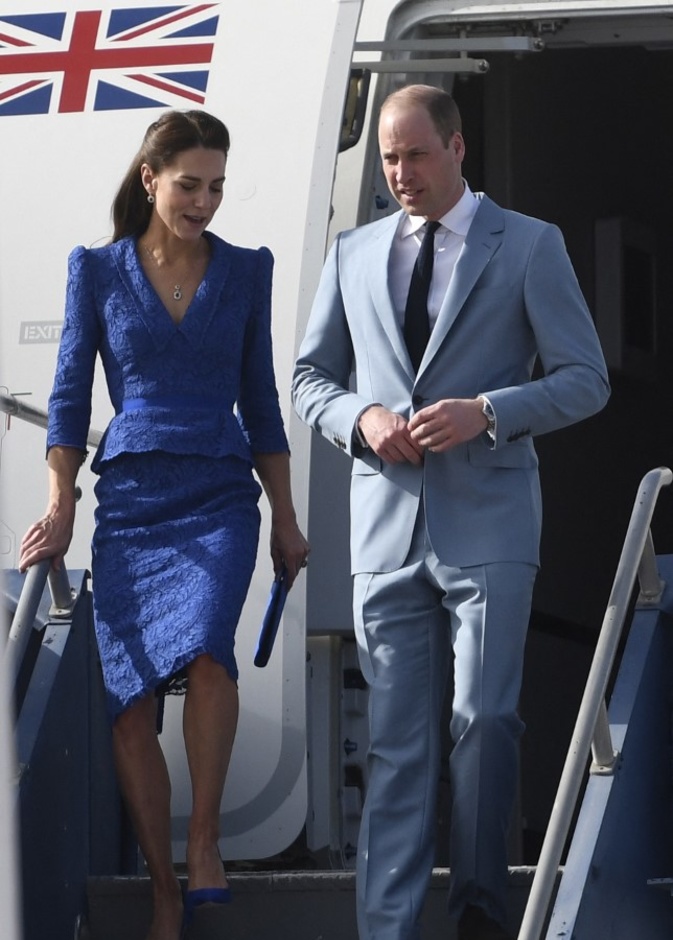 صور كيت ميدلتون بإطلالة باللون الأزرق الملكي في بداية جولتها الكاريبية 