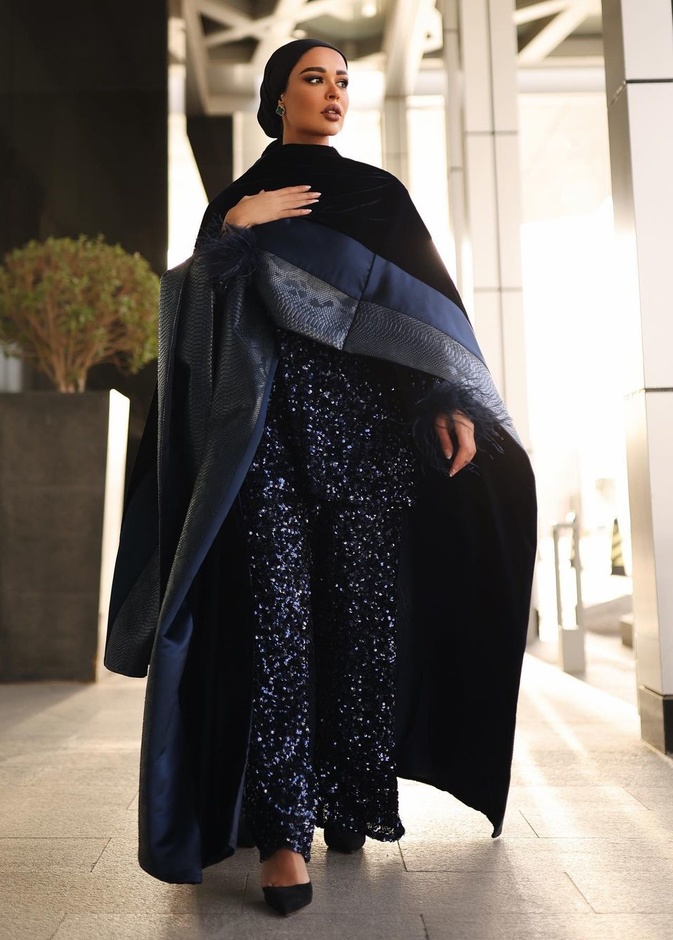 تألقت مرمر محمد بالبدلة المزيّنة بالترتر اللامع الأسود