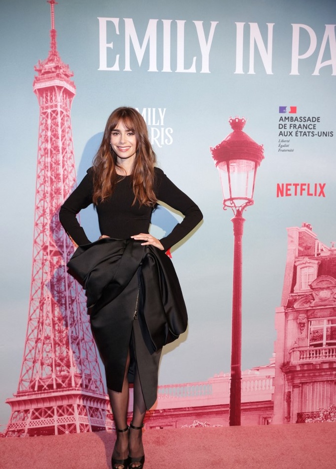 تتميز ليلي كولينز بإطلالاتها الأنيقة التي جعلتها رمزاً للموضة عن جدارة