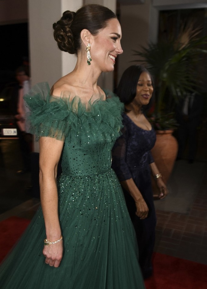 صور إطلالة كيت ميدلتون أنيقة بالبدلة وكأميرات القصص بالفستان الأخضر