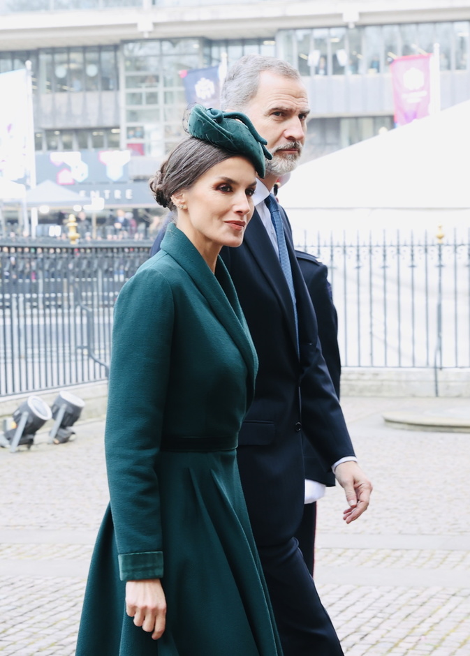 تميّزت إطلالة الملكة ليتيزيا بإختيار المعطف الفستان باللون الأخضر الداكن