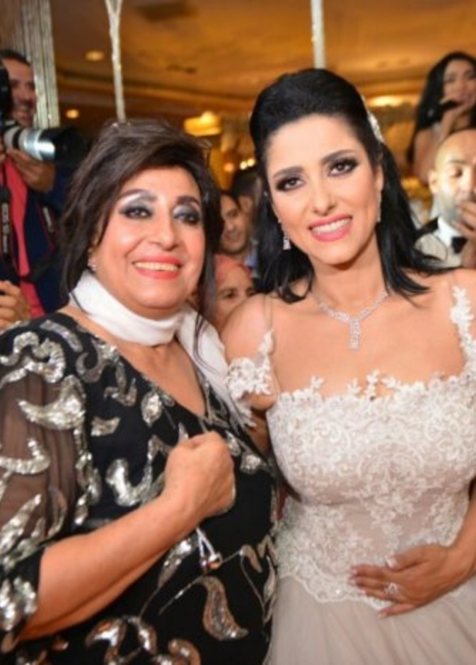 حنان مطاوع  مع والدتها سهير المرشدي في يوم زفافها