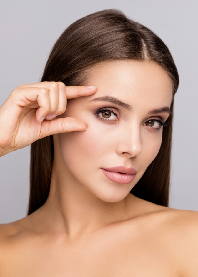 الفيلر يساعد على رفع الحاجب المتدلي وشدها