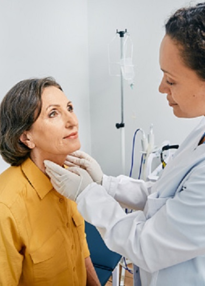 هل الغدة الدرقية تسبب ألماً في الحنجرة