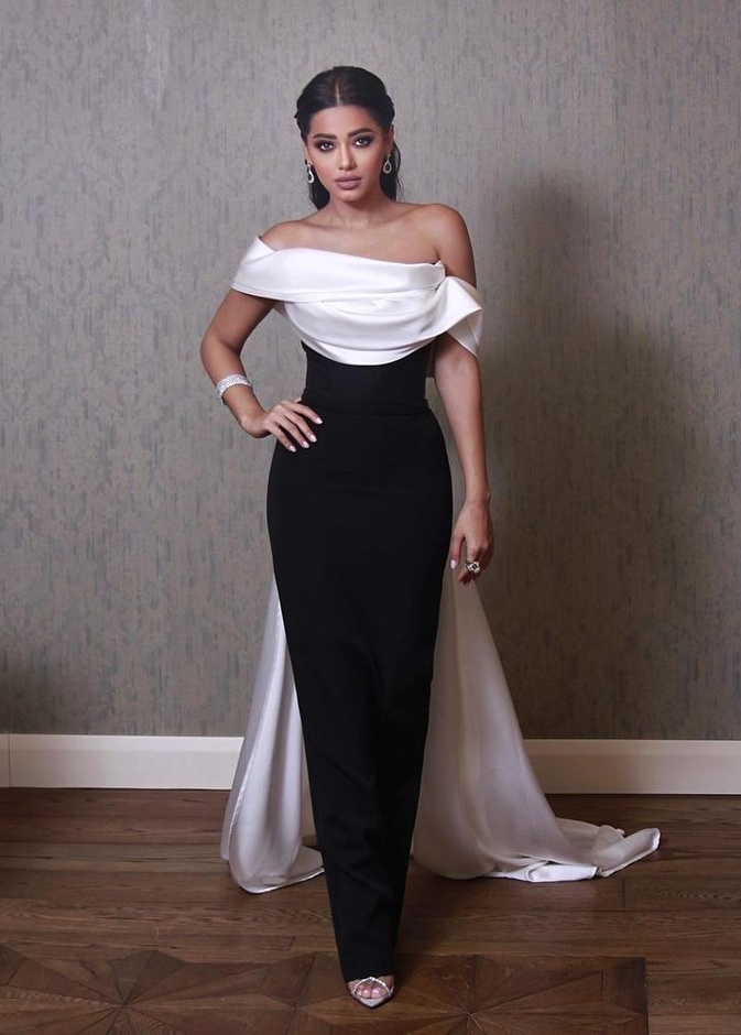 رحمة رياض بدت ساحرة بفستان من تصميم نور فتح الله 