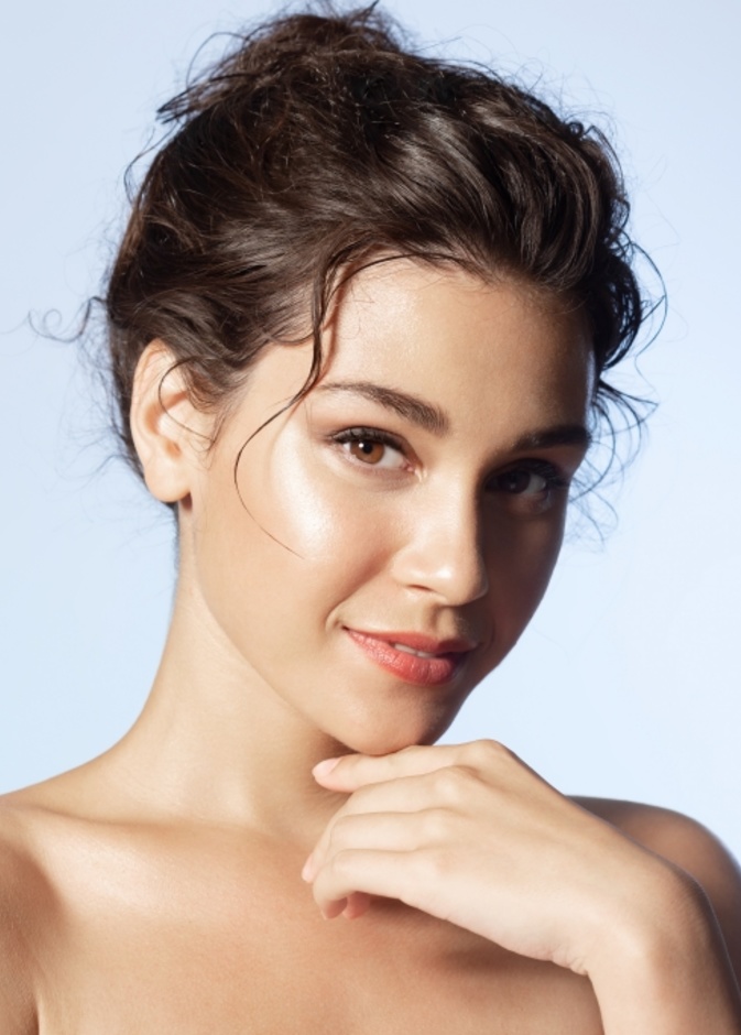 فراكشنال ليزر يساعد على تقليل الشوائب مثل الندبات والبقع العمرية ويمنحك بشرة نضرة