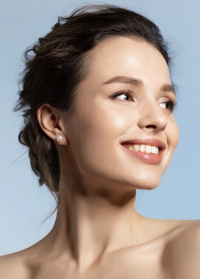 صورة رئيسية تسحيج الجلد يقلل من ظهور خطوط الوجه الدقيقة ويحسن عيوب الجلد