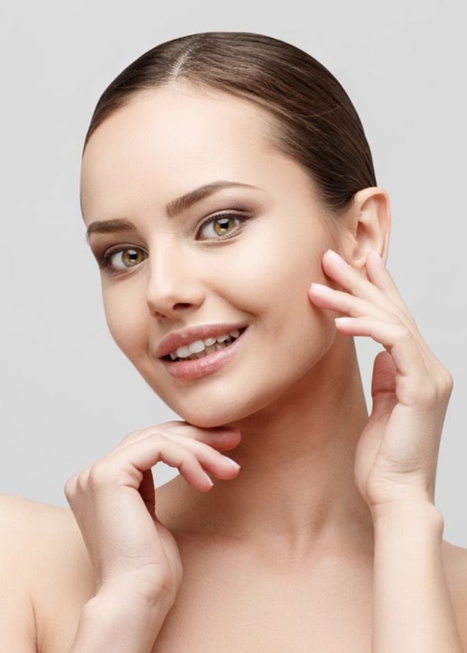 فوائد ماسك الطماطم وماء الورد لبشرة المرأة الشاحبة