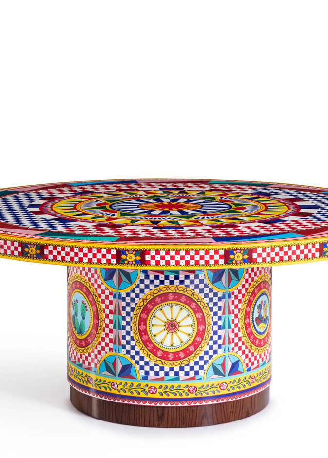 طاولة بنقشات Dolce & Gabbana الملونة تغني أي غرفة طعام 