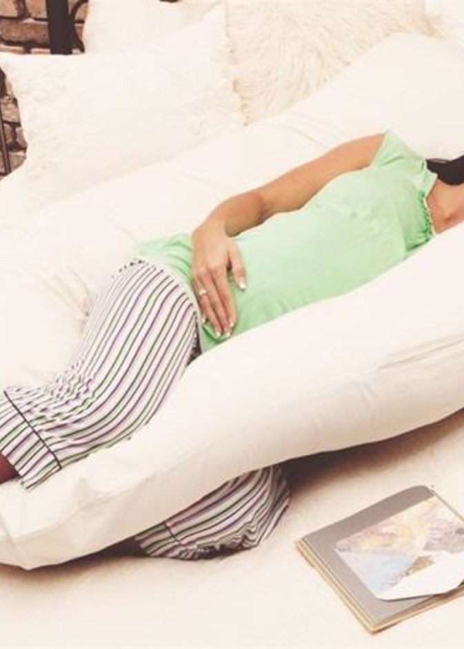 طريقة نوم الحامل في الشهر الثامن