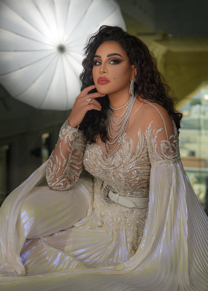 فساتين زفاف فضي انستقرام@ahlamalshamsi