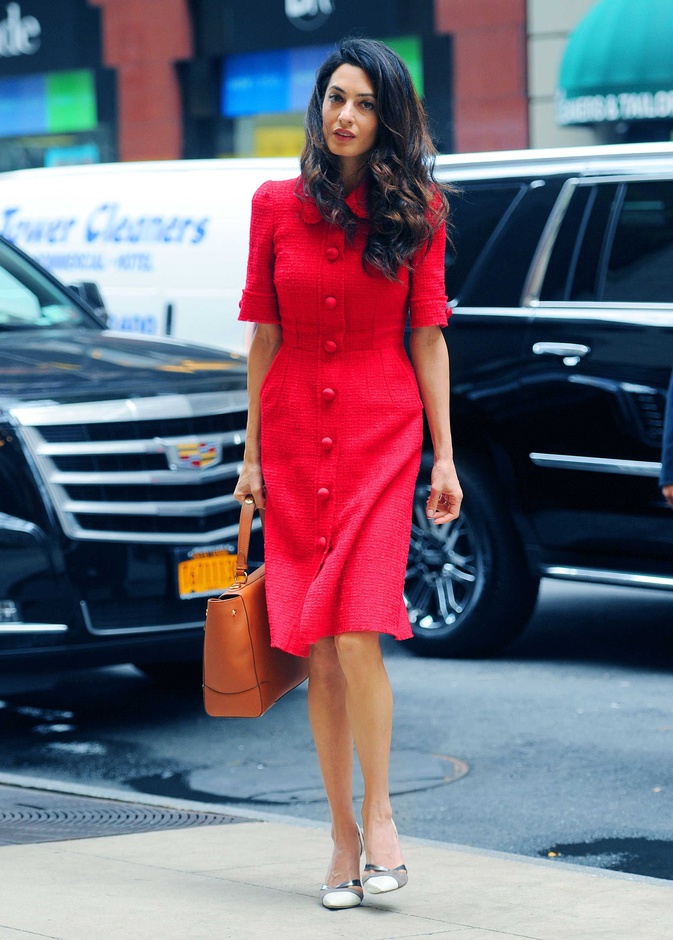 أمل كلوني إمرأة العام 2022 إطلالات أنيقة وصيحات لا تنسى