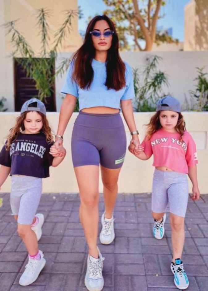 إطلالات عصرية للأمهات الشابات مستوحاة من الفاشينيستا مع أطفالهنّ