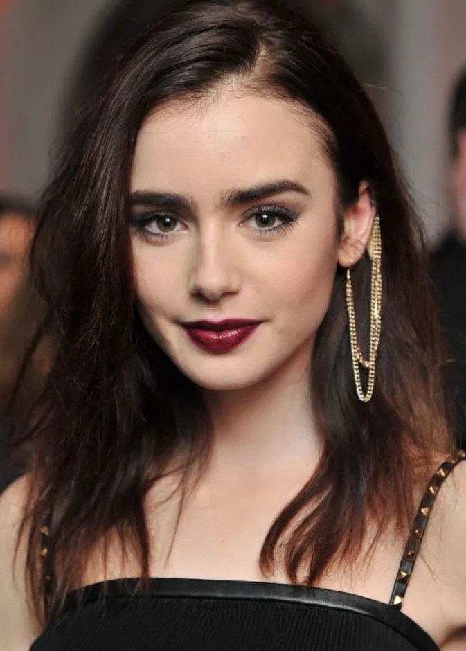 ليلي كولنز ترتدي أقراط cuff في نقطتين