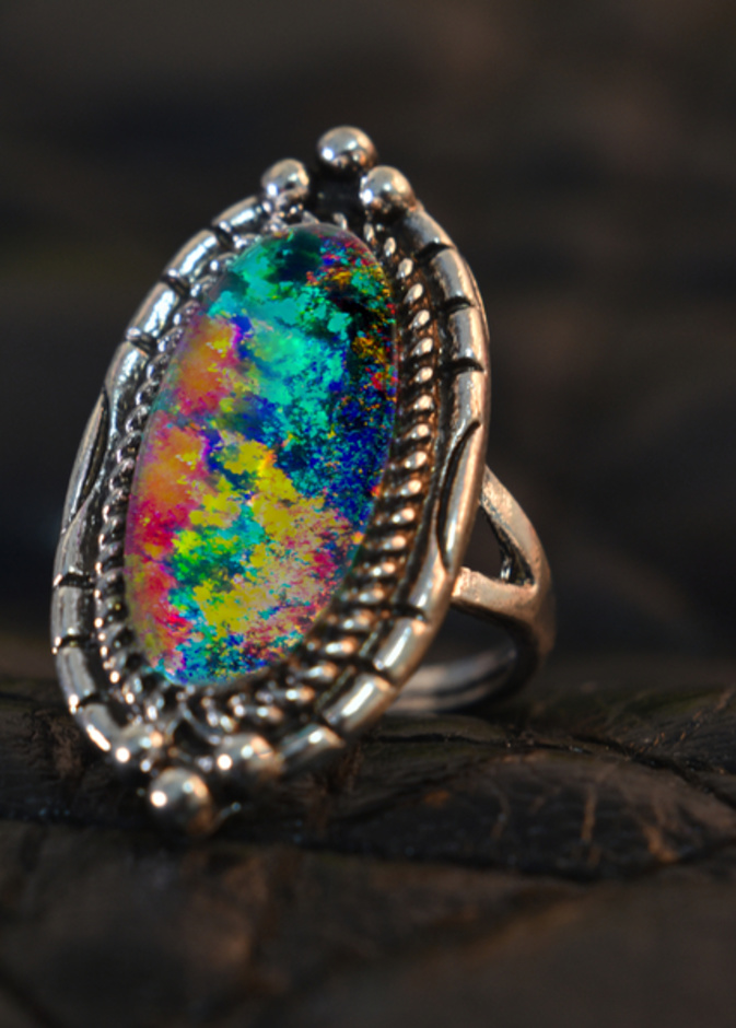 ماذا تعرفين عن حجر الأوبال