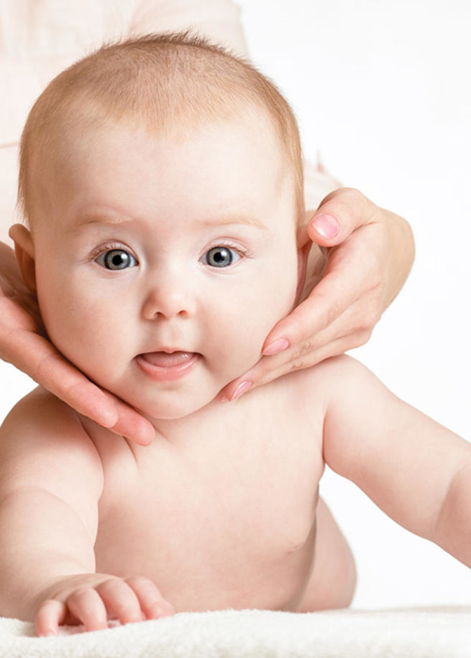 متى يثبت رأس الطفل الرضيع