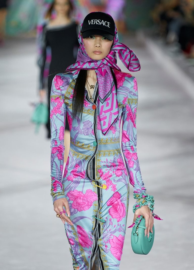 موديلات أوشحة مزينة بالطبعات والرسوم زيّنت إطلالات مجموعة Versace