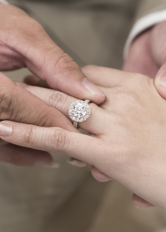 يعود تقليد إهداء خاتم خطوبة مرصّع بالألماس إلى العام 1477