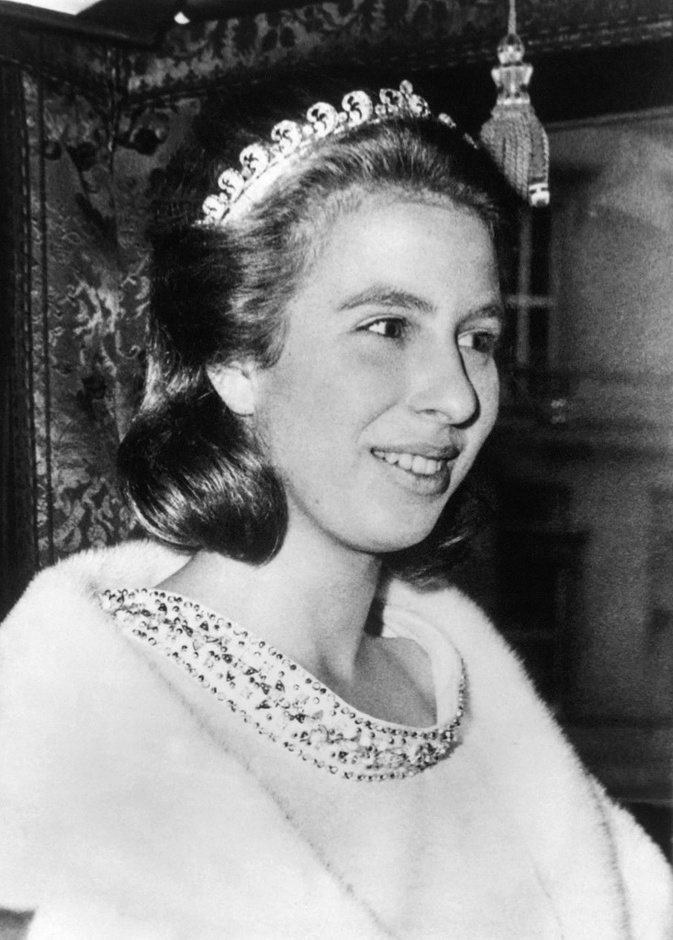 الأميرة آن ارتدت التاج الملكي لأول مرة وهي في سن الـ 17