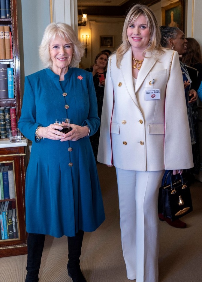 الممثلة إميرالد فينيل وكاميلا باركر دوقة كورنوال 