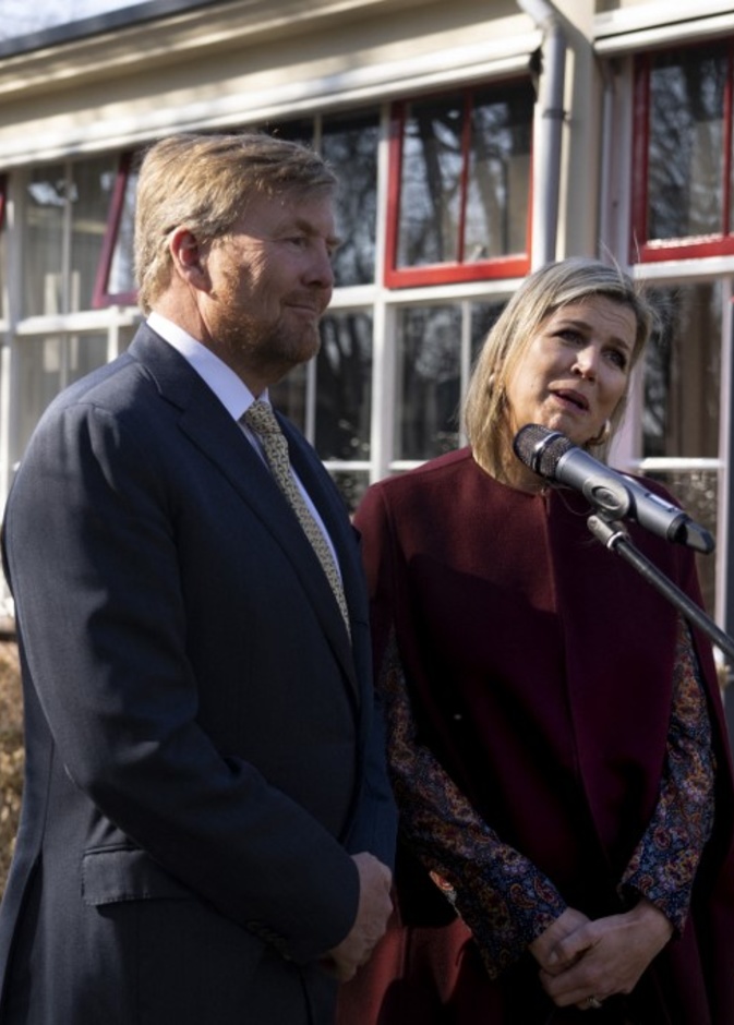 ملك وملكة هولندا يزوران معسكر للاجئين الأوكرانيين