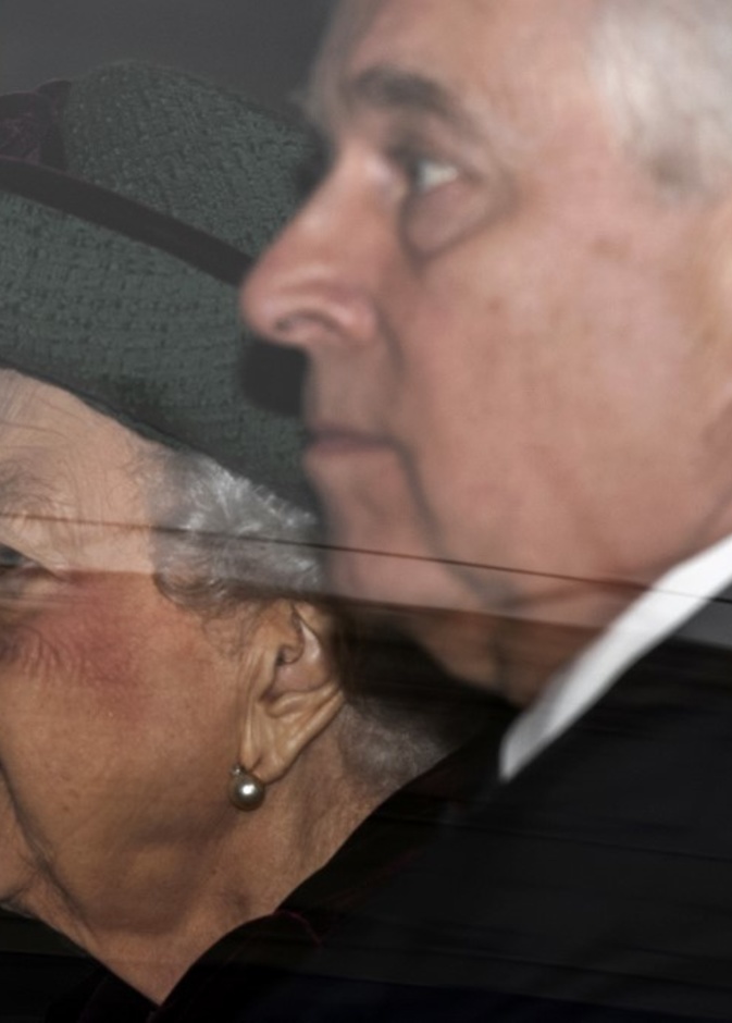 ظهور لافت للأمير أندرو مع والدته في حفل تأبين الأمير فيليب