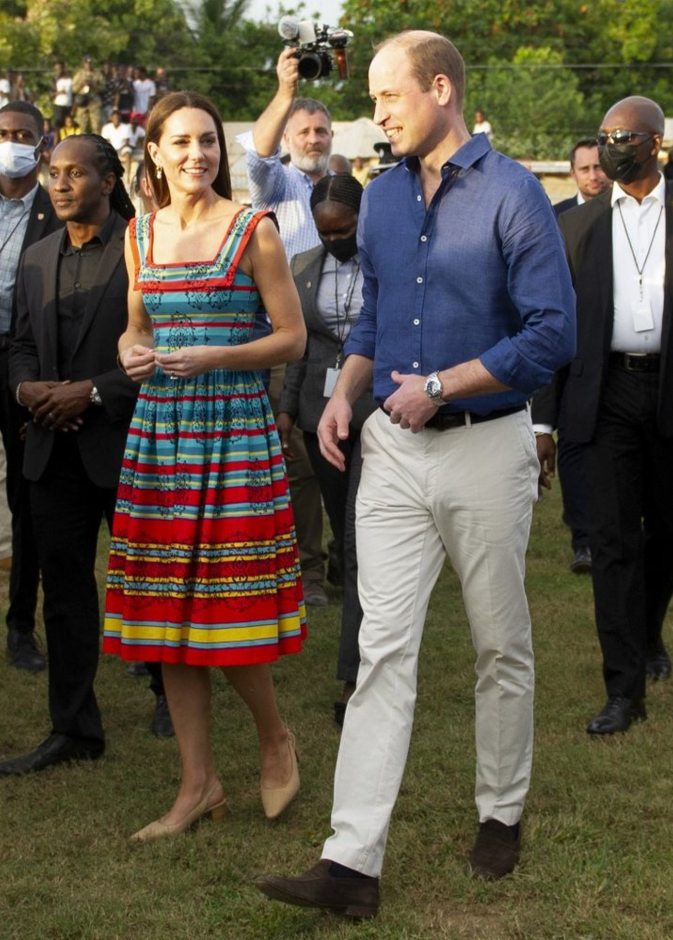 ارتدت كيت سترة كلاسيكية بحزام من Saint Laurent نسّقتها مع بنطلون أبيض