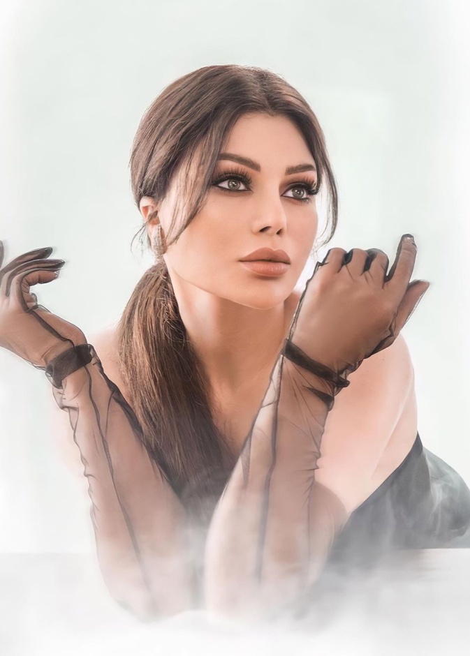 خطوات تركيب الرموش الاصطناعية للحصول على مكياج هيفاء وهبي  - الصورة من حسابها على انستغرام