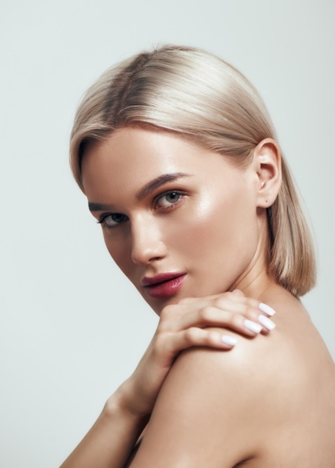 طريقة تطبيق مقشر طبيعي من العسل والسكر وترطيب بشرة المرأة